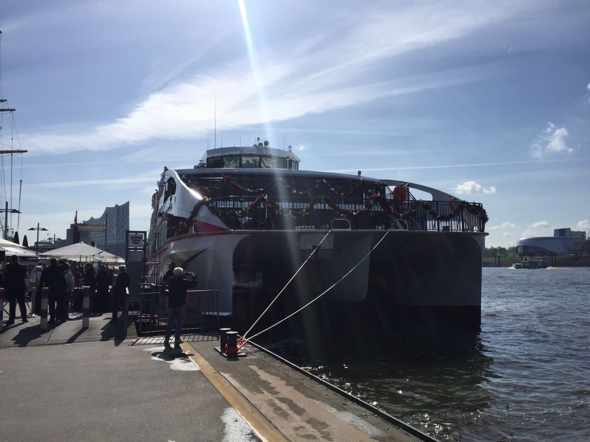 Hamburg1's tweet photo. Heute bekommt das Kind einen Namen! Der neue Helgoland-Katamaran wird an den Landungsbrücken getauft. Ab morgen geht es für den Nachfolger des #Halunder Jet dann nach #Helgoland. Mehr dazu um 17 Uhr bei Hamburg 1. https://t.co/YbxpwBiX7s