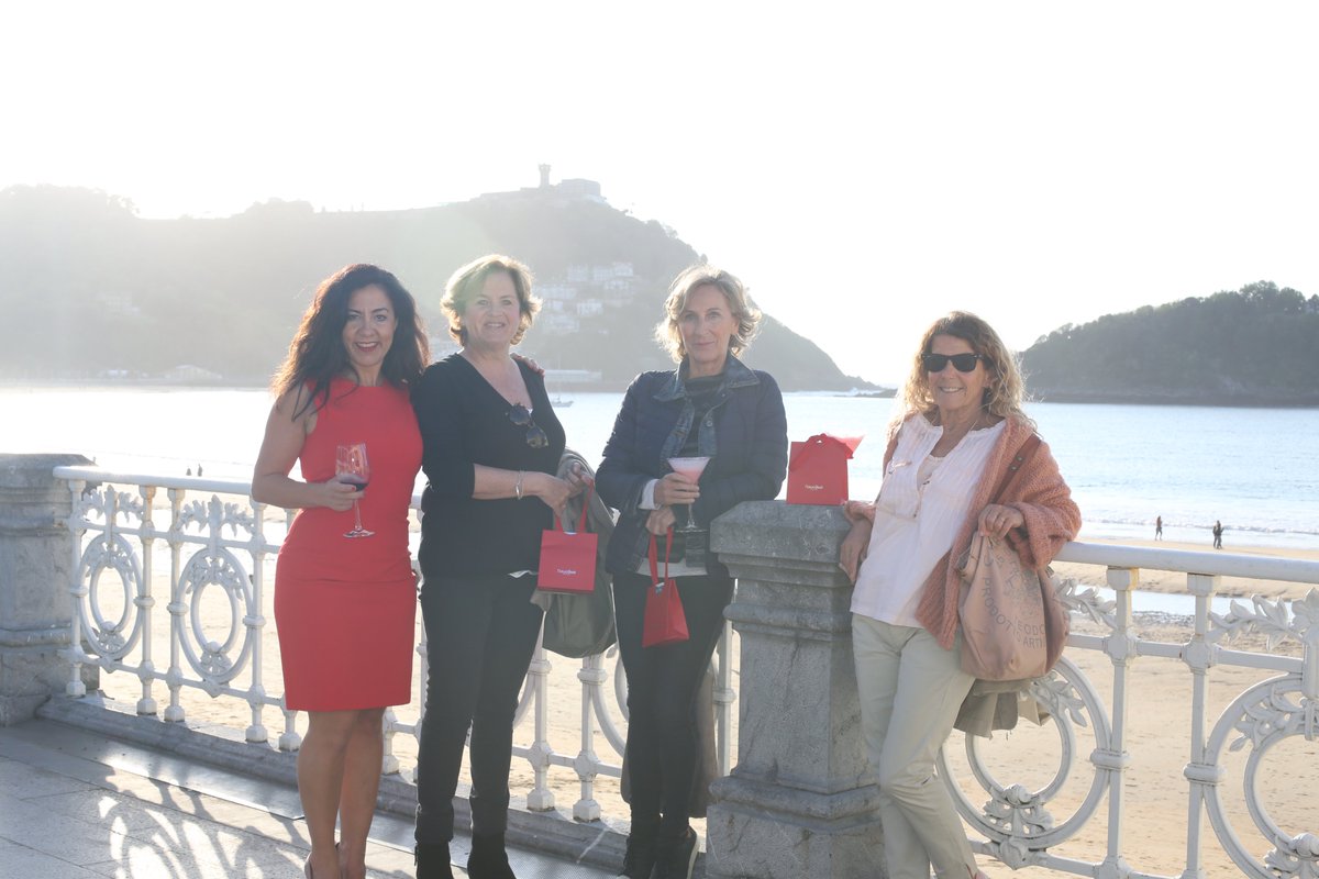 LaPerlaDonosti's tweet photo. Presentación del #InhibitHD @naturabisse_es, cocktail, música en directo... De todo tuvimos ayer en el #BeautyLoversDay 🌹😍. ¡Gracias a todas nuestras clientas por venir! https://t.co/JBilT9YlIk