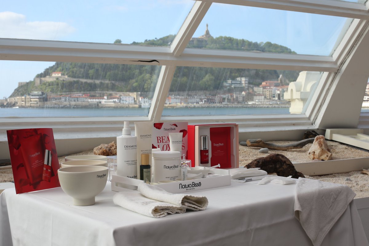 LaPerlaDonosti's tweet photo. Presentación del #InhibitHD @naturabisse_es, cocktail, música en directo... De todo tuvimos ayer en el #BeautyLoversDay 🌹😍. ¡Gracias a todas nuestras clientas por venir! https://t.co/JBilT9YlIk