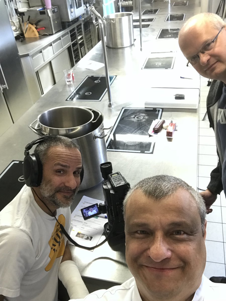 Roman_Vanek's tweet photo. Se Sucháčem a Karlem a Danem Bártou a Bárou Hrzánovou natáčíme u nás v @prakul_cz klipík o mořských želvách. 😊🐢#romanvanek #zdeneksuchy #danbarta #barahrzanova #morskezelvy #prakul https://t.co/aJ2Q8c818a