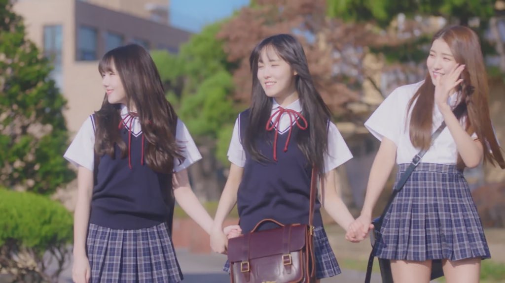 YERlNlSM's tweet photo. thought they’re holding hands but no she’s just grabbing the strap https://t.co/gWehTgSVhi
