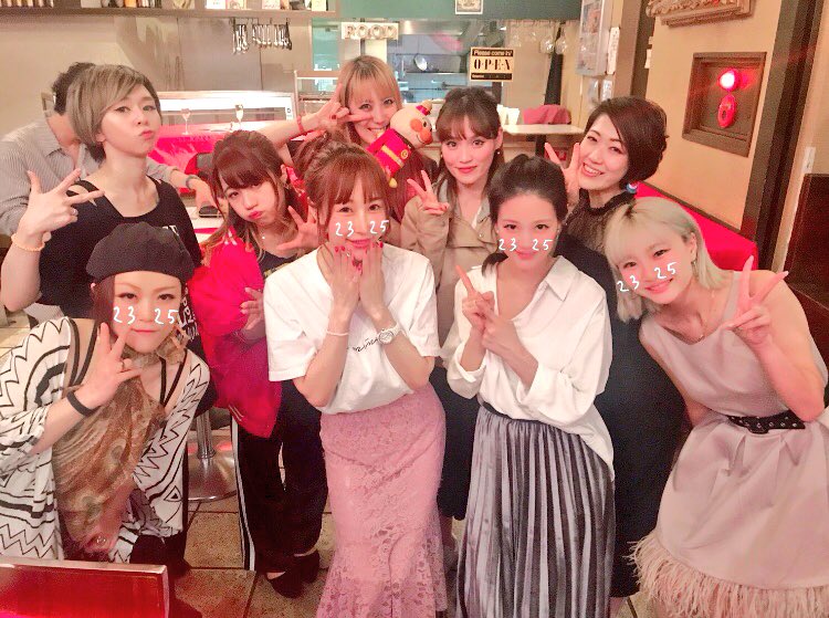 ownstrengthen's tweet photo. 誘ってくださったUNDER DEER Lounge店長の多田さん、
主催のMIRAさん、かーきーさん、
MC PINKYさん
西野 公香さん
#KARENさん
INFINI〒さん
Sherryさん
庄田 愛海さん
gra-DOLLさん
Sanaeさん
KAKOさん
そしてっ来てくれたお客さまー！！！
本当にありがとうございましたー！！！

#トラディバ https://t.co/aYCjOzoNGv