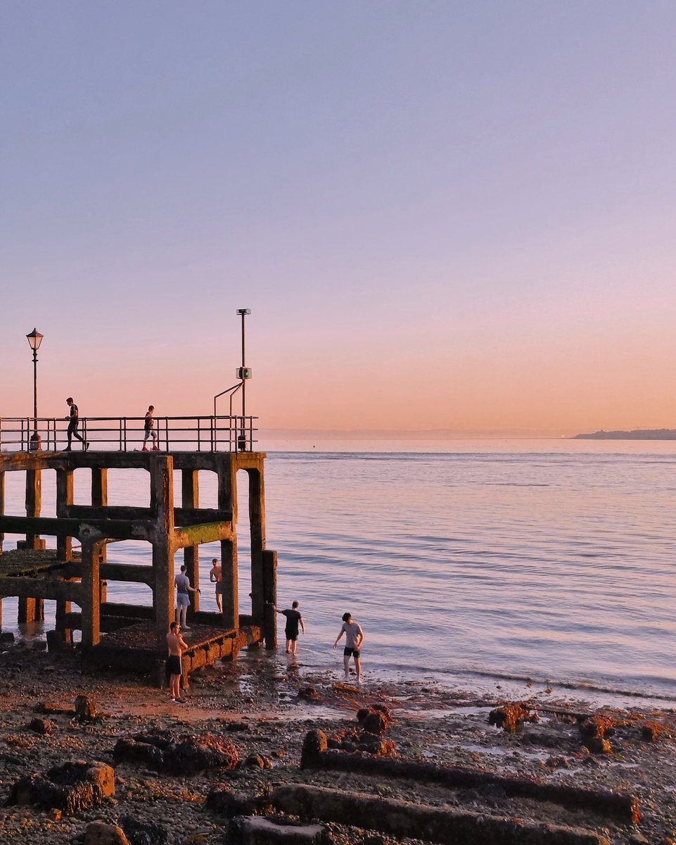 We absolutely love this shot by local photographer <a href="/G3Kopacz/">Grzegorz Kopacz</a>, it really captures the beauty of living by the sea #Southsea #Hampshire