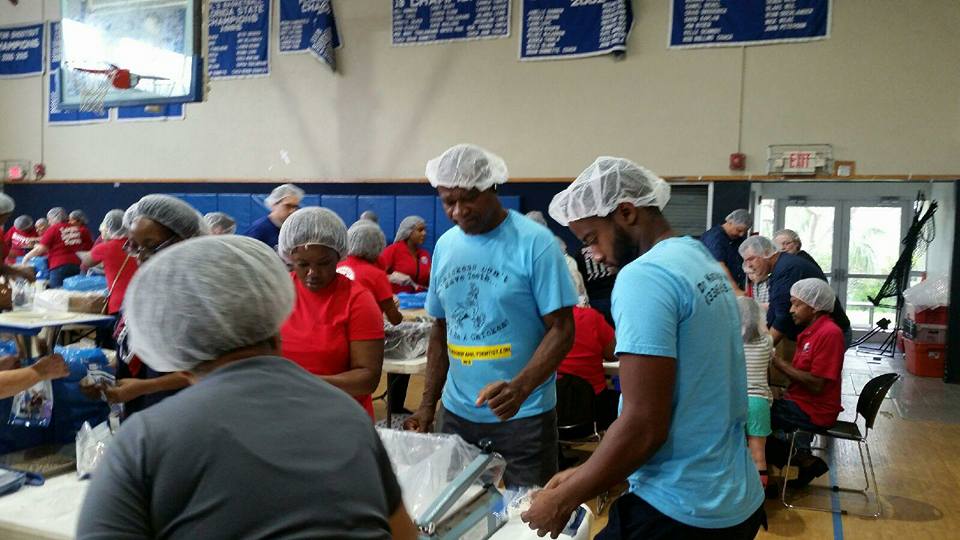 DrNatalyaMendez's tweet photo. Dr Mendez's family joined other volunteers, for the 2nd consecutive year, to pack meals for Food for the Poor's Join the Pack 2018.
Volunteers packed enough meals to feed 125 children in Guatemala for an entire year!
We look forward to joining the pack in 2019
#jointhepack2018 https://t.co/uKbJtpEwK4