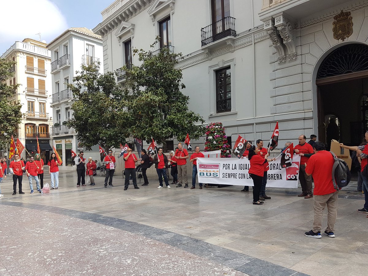 JdMJerez's tweet photo. Con l@s trabajador*s de #AlhambraBus, meses y años reivindicando empleo, estabilidad y un transporte público de calidad para nuestros barrios. Sin servicios públicos nuestro Albayzín y el Realejo no serán más que un decorado de postal para turistas.
#BarriosVivos https://t.co/fbfJvv7bFl