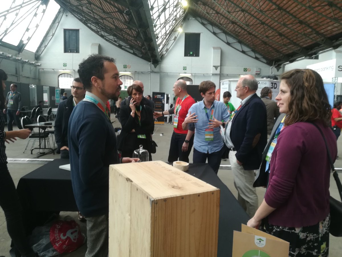 BeGenerationT's tweet photo. Expert en Gen T'er @BloemenJasper asked for explanations about biotechnology #HackBelgium https://t.co/Q4MHxL358r