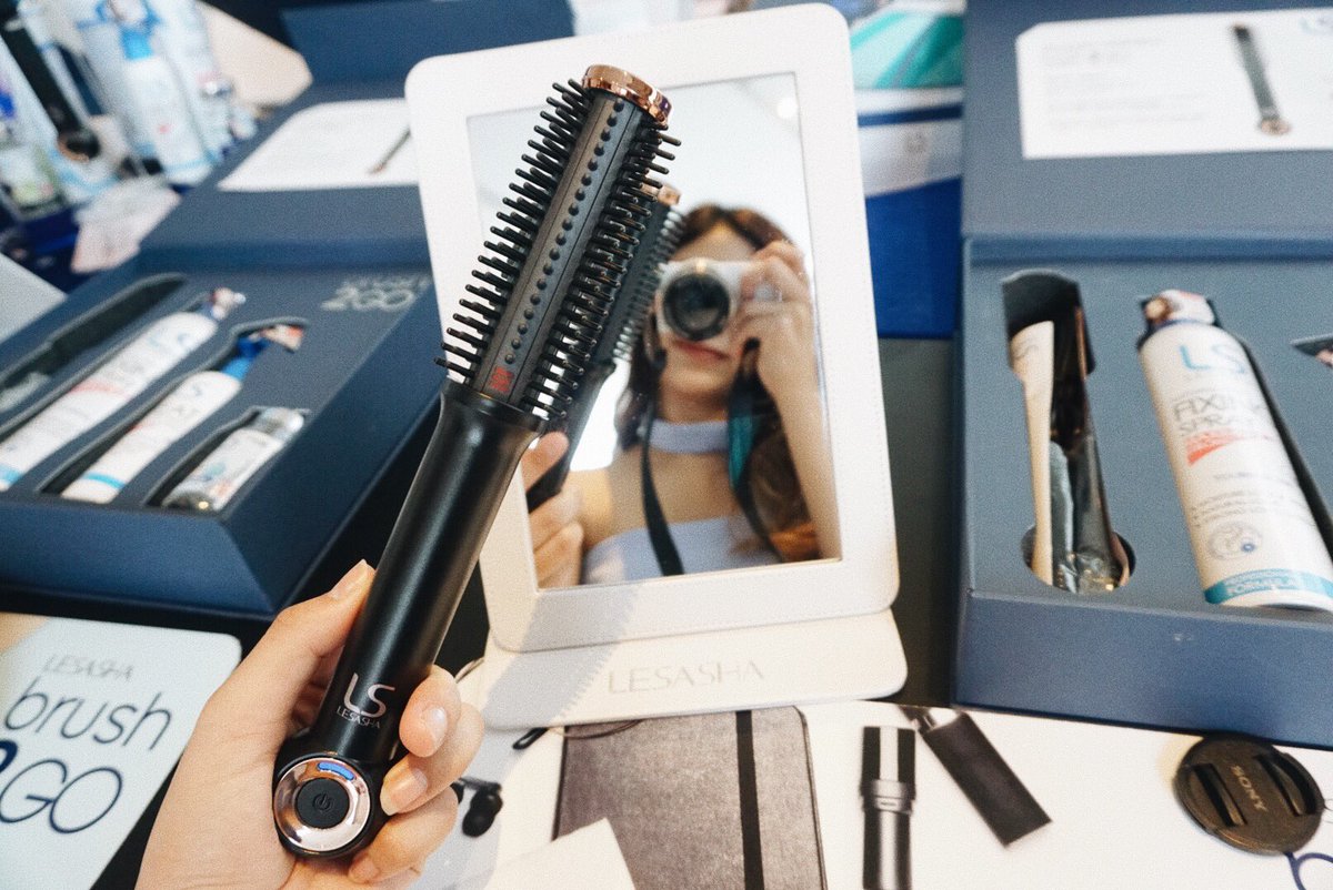 Bestie_Story's tweet photo. 🙋🏻♀️💙ได้ลองเจ้าลอนตัวใหม่ของ Lesasha รุ่น Brush2go แล้วเลิฟมาก คือลอนบบไร้สาย ชาตแบตเอา พกพาได้ ใช้กับพาวเวอร์แบงค์ก็ได้ ราคา 1,790.- เอง
😘👈🏻
#ไว้รีวิวห้ามขายของโว้ยย #ง่ายๆคุณก็ทำได้ #LESASHA #เบสท์ตี้มารีวิว #bestiestory #howtobeauty #howtoperfact #ถูกและดี https://t.co/hKF7DcgeV4