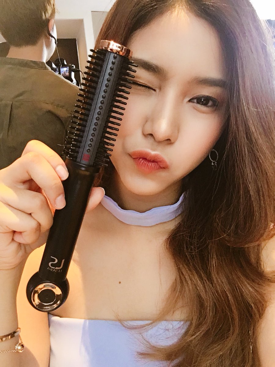 Bestie_Story's tweet photo. 🙋🏻♀️💙ได้ลองเจ้าลอนตัวใหม่ของ Lesasha รุ่น Brush2go แล้วเลิฟมาก คือลอนบบไร้สาย ชาตแบตเอา พกพาได้ ใช้กับพาวเวอร์แบงค์ก็ได้ ราคา 1,790.- เอง
😘👈🏻
#ไว้รีวิวห้ามขายของโว้ยย #ง่ายๆคุณก็ทำได้ #LESASHA #เบสท์ตี้มารีวิว #bestiestory #howtobeauty #howtoperfact #ถูกและดี https://t.co/hKF7DcgeV4