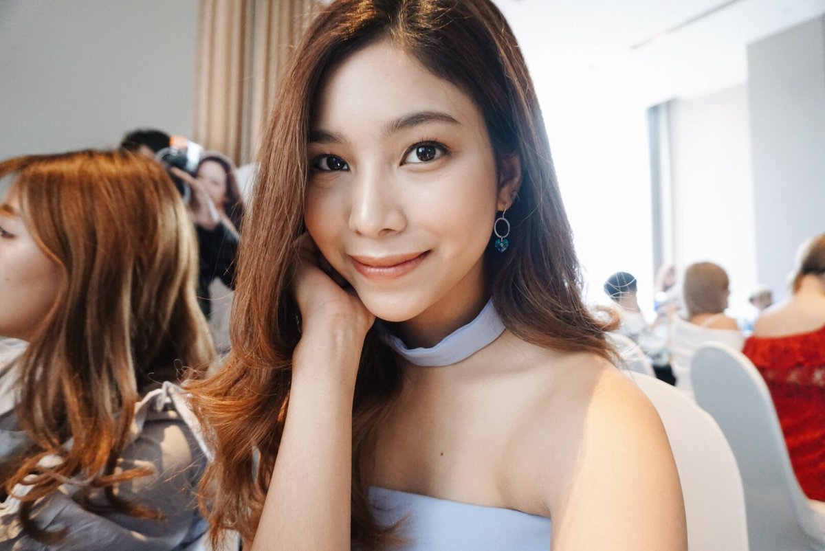 Bestie_Story's tweet photo. 🙋🏻♀️💙ได้ลองเจ้าลอนตัวใหม่ของ Lesasha รุ่น Brush2go แล้วเลิฟมาก คือลอนบบไร้สาย ชาตแบตเอา พกพาได้ ใช้กับพาวเวอร์แบงค์ก็ได้ ราคา 1,790.- เอง
😘👈🏻
#ไว้รีวิวห้ามขายของโว้ยย #ง่ายๆคุณก็ทำได้ #LESASHA #เบสท์ตี้มารีวิว #bestiestory #howtobeauty #howtoperfact #ถูกและดี https://t.co/hKF7DcgeV4