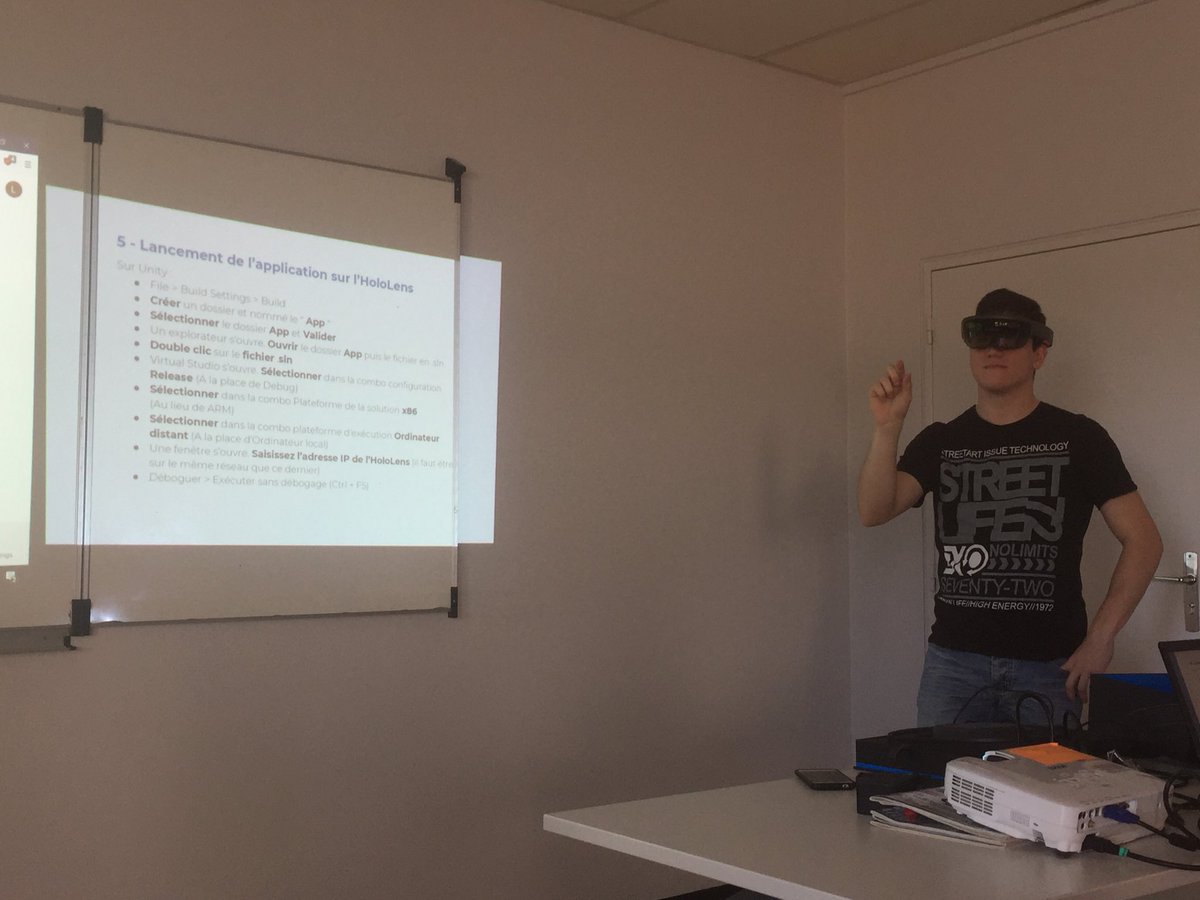 YacineGhamri's tweet photo. @UnivLaRochelle @L3i_LaRochelle Quoi de neuf à l’IUT ? Expérimentation des possibilités de l’HoloLens de Microsoft! #IUTLaRochelle #lpdevmob https://t.co/LDXUIwVMru