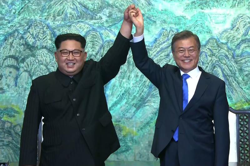 STForeignDesk's tweet photo. Both Koreas agree to:
-  turn #DMZ into a "peace zone";
- discontinue hostile acts as part of efforts to formally end Korean War;
- hold a reunion for divided families on Aug 15;
-  push for 3-way or 4-way talks that also involve the US and China  #InterKoreanSummit https://t.co/8SkjTq9viB