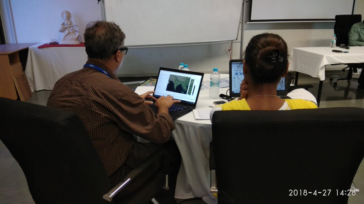 GERMIRnD's tweet photo. #SolarTraining on #PVSOL #Software
Participants here are seen performing a #handson session on #Database and #Designing of #gridconnected #solar #PV #power plant ADS Projects &amp; Systems (P) Ltd. #DeepankerBishnoi #ChaitaliMehta Radhika @Savalia23 #HimanshuDesai #AkashDavda https://t.co/iobPrMvXtr