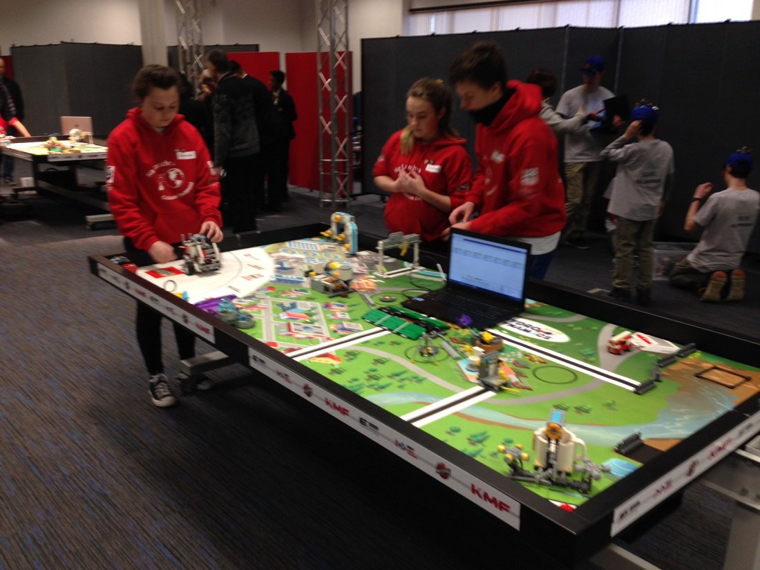 CDaibheid's tweet photo. Nuacht iontach!Táimid cáilithe don @firstlegoleague Central Europe san Ongair #fllopen2018 Scéal iontach dúinn agus sinn sa tóir anois ar eitiltí @Ryanair go #Debrecen @daithi_ose @RTEToday @NuachtTG4 @saolodheas  @PaulByrne_1 @HANDS_on_TECH https://t.co/uhLdnmiPAP