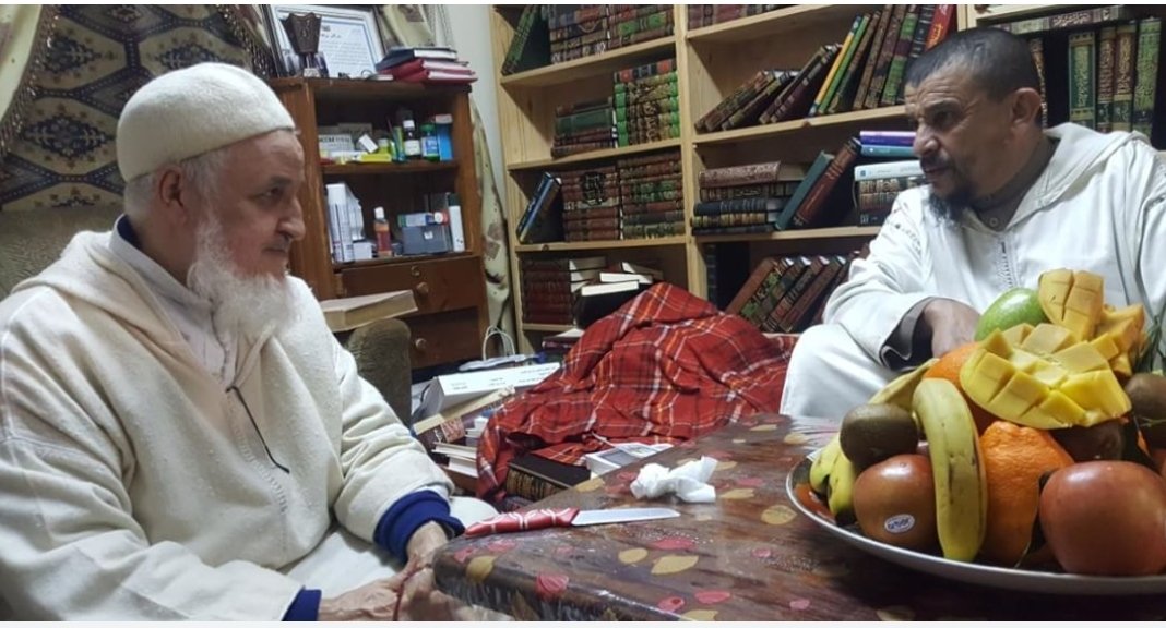 حدثنا شيخنا عن زيارته للعلامة سيدي مصطفى البيحياوي فقال: "حينما دخلت عليه سرّ بي كثيرا، واحتفى بي أيما احتفاء، وأكرمني غاية الإكرام... وقال لي: الطالب لا ينبغي أن ينزل مسافرًا إلا عند الطالب.
ثم تذاركنا فوائد علمية دقيقة، فوجدت الشيخ ذا علم غزير وعقل راجح، وذا لمسة عرفانية عميقة"