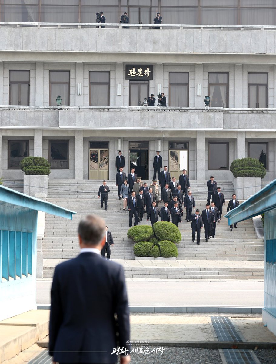 TheBlueHouseKR's tweet photo. 놀라움과 환호 속에 판문각 계단을 내려오는 김정은 국무위원장, 군사분계선에서의 역사적인 첫 만남과 첫 악수, 예정에 없던 깜짝제안과 평화의 집 입장까지. 판문점 외곽에서 바라본 남북 정상의 첫 만남 이야기. #평화가좋아  https://t.co/w7zIKX8qiq https://t.co/xCfReMyinA