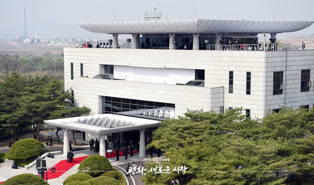 TheBlueHouseKR's tweet photo. 놀라움과 환호 속에 판문각 계단을 내려오는 김정은 국무위원장, 군사분계선에서의 역사적인 첫 만남과 첫 악수, 예정에 없던 깜짝제안과 평화의 집 입장까지. 판문점 외곽에서 바라본 남북 정상의 첫 만남 이야기. #평화가좋아  https://t.co/w7zIKX8qiq https://t.co/xCfReMyinA