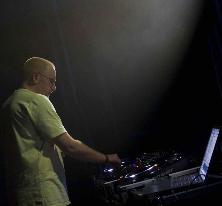 HeavensGateDeep's tweet photo. TODAY @HeavensGateDeep #HGD 300 will surface. @djneilmoore will be sharing a mix of classic &amp; current underground sounds to celebrate the 300th Show. Hour 2 features @mintandpeck including their brand new track with @sarahdewarren #Chiringuito https://t.co/u1dOXwOWsL   #techhouse https://t.co/iNBECUX9sw