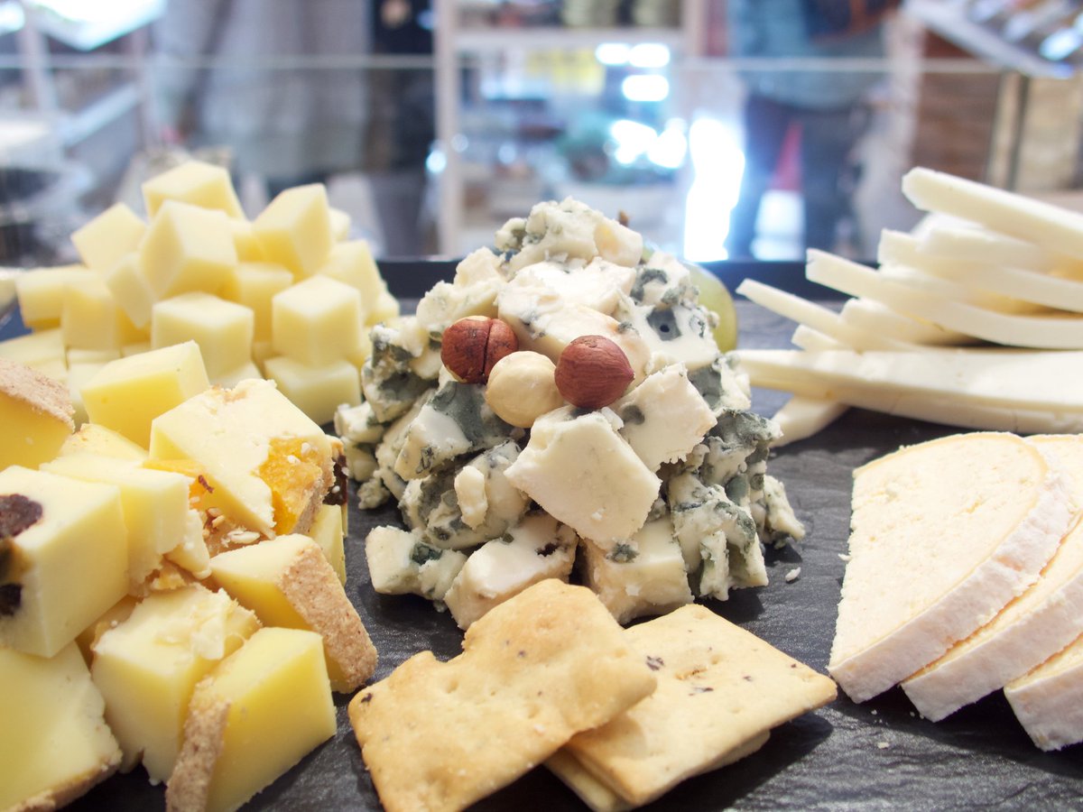GijonTurismo's tweet photo. 🧀🥃Conocer #Gijón #Xixón a través de su #gastronomía es una buena idea 💡¿Qué te parece una #cata de quesos y sidras asturianas?  https://t.co/rToRzgNndY #XixónVaConmigo https://t.co/OzQm3ZAjWL