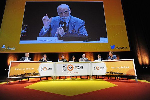 AntoineCOMTE's tweet image. C&apos;était la table ronde la plus attendue de cette 2e édition lyonnaise de la Web Conference : @saladelyonnaise propose une séance de rattrapage à tous ceux qui n&apos;ont pas pu venir écouter @timberners_lee, @vgcerf, @Ruhi_Sarikaya, @KiraRadinsky... #Lyon #TheWebConf #TheWebConference