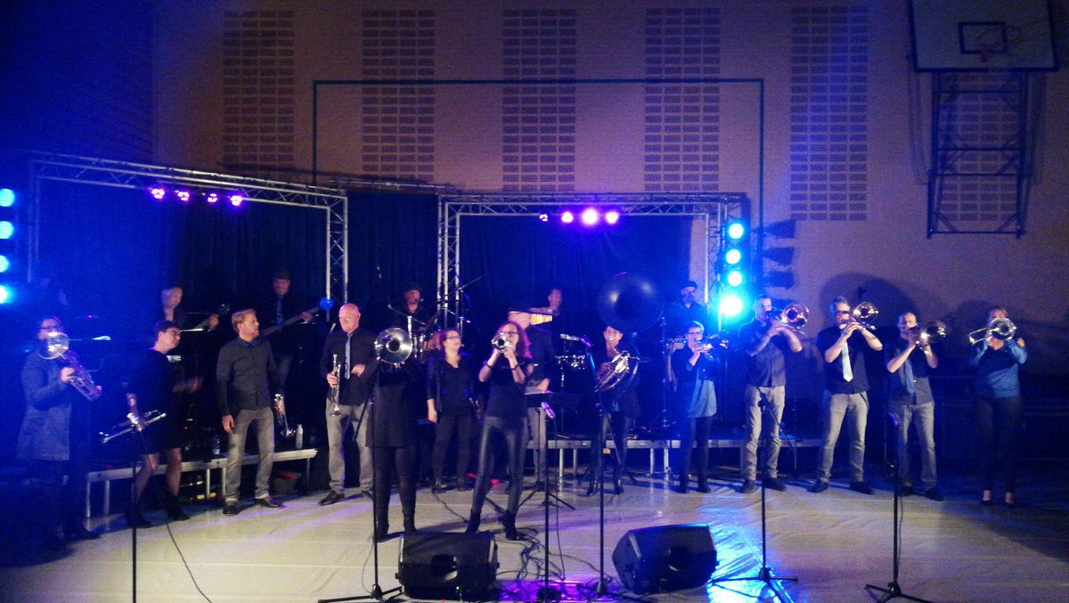 Koningsdag. Zin in een feestje? Wij spelen vanmiddag rond 3 uur en 5 uur in de stadhuis tuin in Sneek.