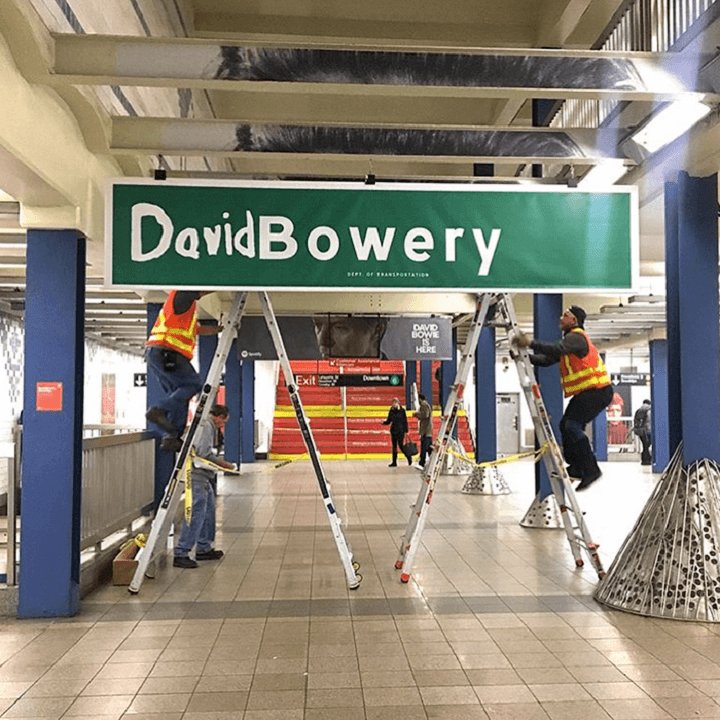 PirataYSuBanda's tweet photo. El metro de Nueva York rinde homenaje al genio @DavidBowieReal https://t.co/l2W6DUjvB4