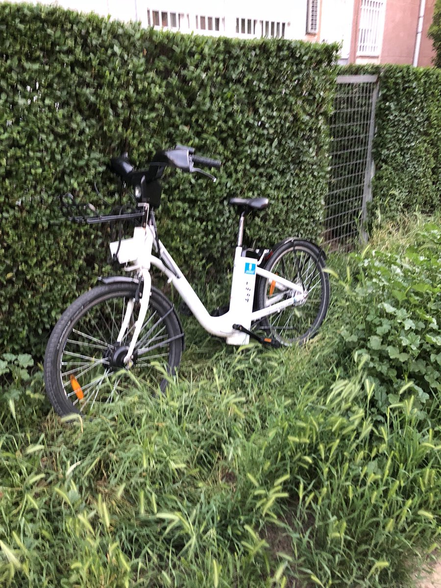 WalterScarafia's tweet photo. @BiciMAD En mi barrio desde hace unos días veo que hay una bicicleta que al par cerca está abandonada. Está ubicada en la calle Baranoa entre el número 12 y 14, a unos 100mts de la parada de metro San Lorenzo, en el Barrio de Hortaleza, Madrid. Adjunto una foto de esta mañana. https://t.co/RIPRy9eSOT