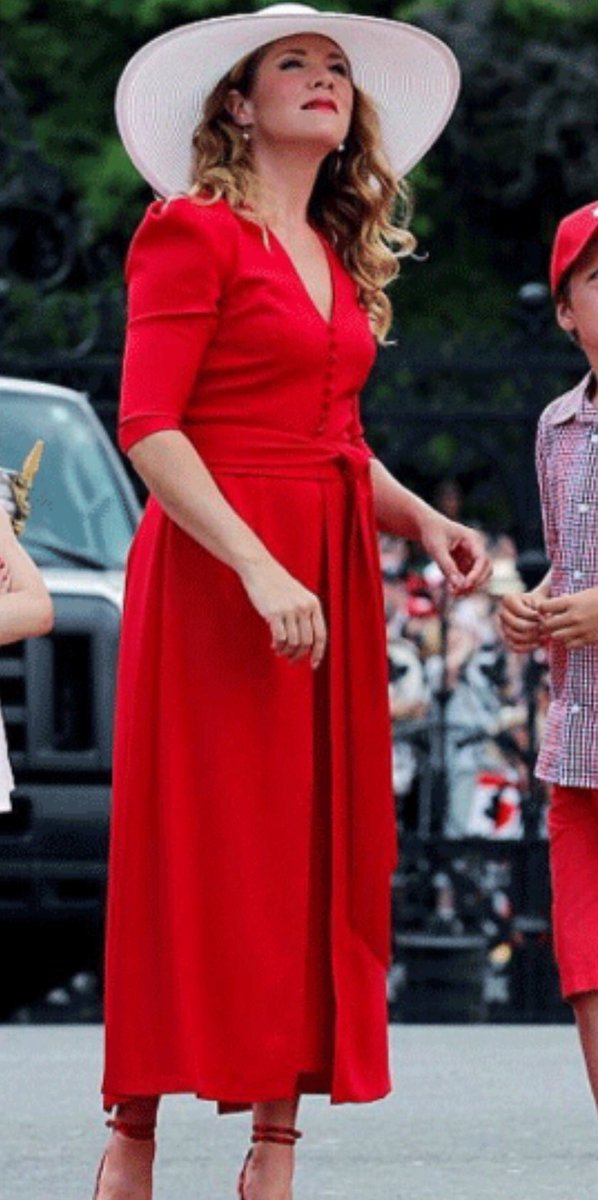 Gilead786's tweet photo. Sophie Gregoire Trudeau’s handmaid inspired look. She looks amazing😍 https://t.co/va3Naefpq3