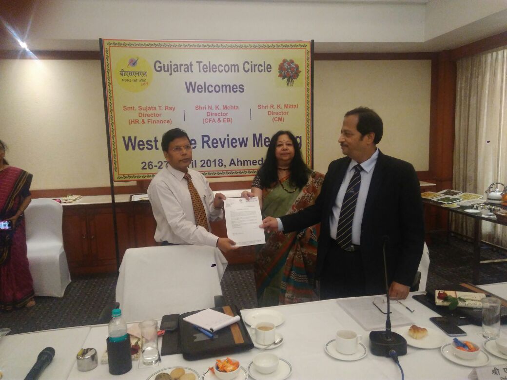 BSNL_CG_Circle's tweet photo. @cgmbsnlcg , Shri @RNPatel14 is presented with EB Award during West zone review meeting of #BSNL, held at Ahmedabad on 26/04/2018. @BSNLCorporate  @neerja_tiwari https://t.co/FvVAGEvCkj