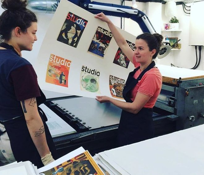 thecurwenstudio's tweet photo. Today we have been working with the wonderful Neil Gall. @gall_neil
For sale @londonprintfair next week. Printed @thecurwenstudio
All of the prints contain imagery of artists that have worked at Curwen. #williamscott #neilgall #thecurwenstudio #wortonhallstudios https://t.co/KP183XslmE