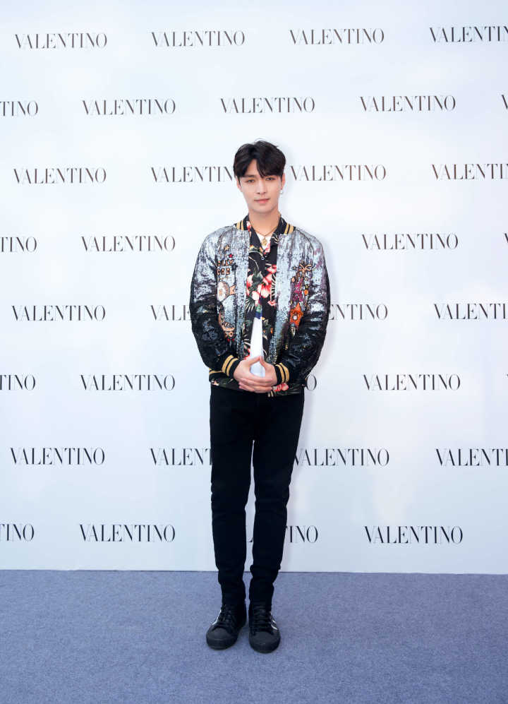 XingPark's tweet photo. 180427 Valentino Weibo Update 3P  #Lay #Yixing #张艺兴 #레이 #レイ #อี้ชิง #張藝興 #장이씽 #Valentino https://t.co/tgueE9f1qU