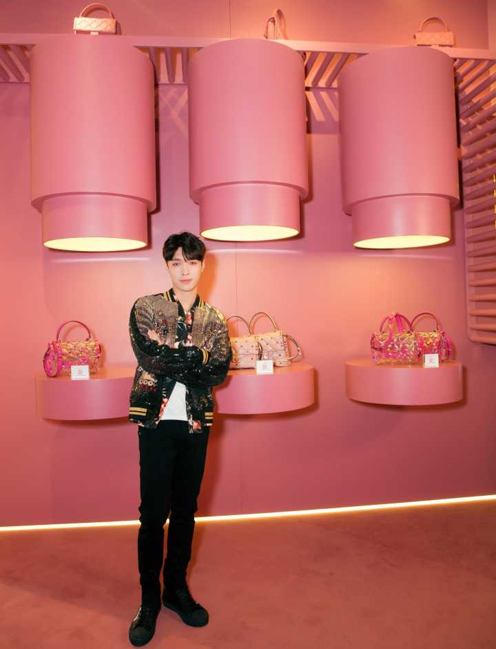 XingPark's tweet photo. 180427 Valentino Weibo Update 3P  #Lay #Yixing #张艺兴 #레이 #レイ #อี้ชิง #張藝興 #장이씽 #Valentino https://t.co/tgueE9f1qU