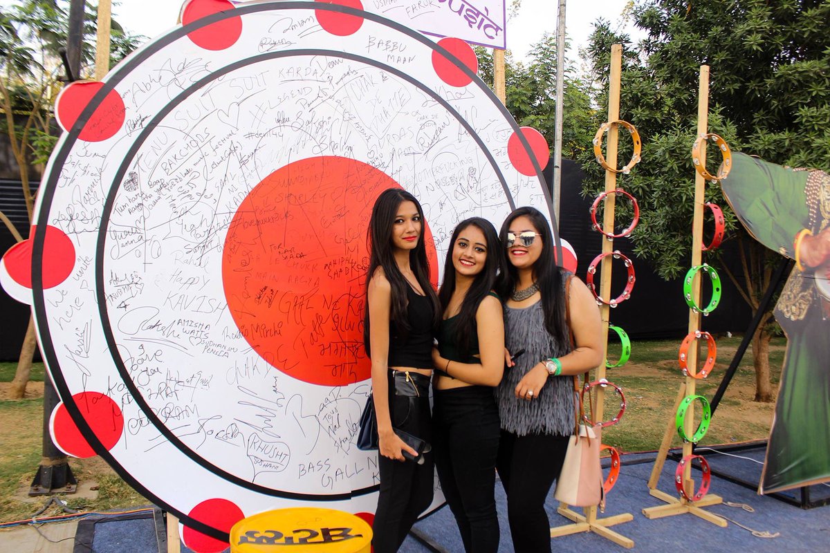 Crossbladelive's tweet photo. #flashbckfriday to Gaana Crossblade Music Festival !!๐
#gaana #royalstag #barrelselect #makeitperfect https://t.co/wrMRsL0Avf