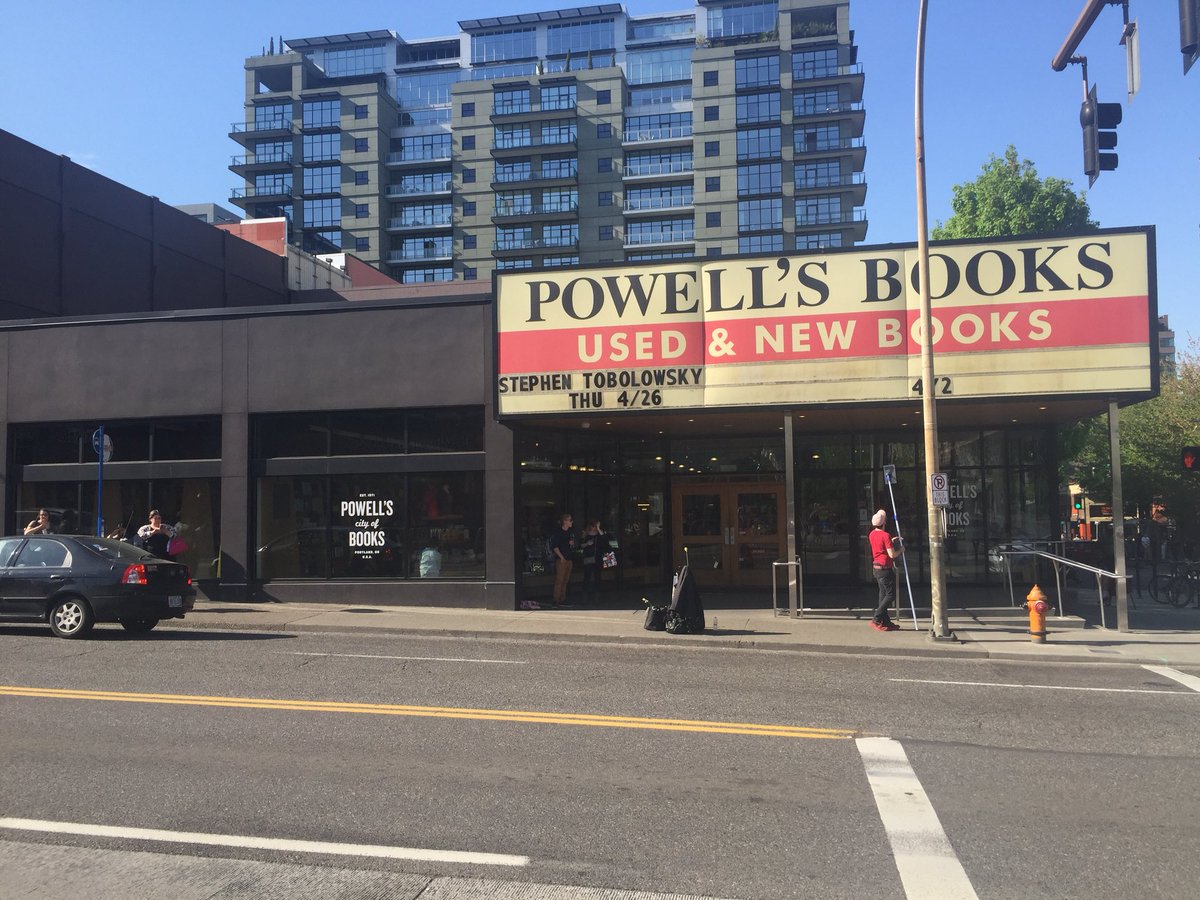 tguyo's tweet image. A book store with the size of a block, I want to live here!
