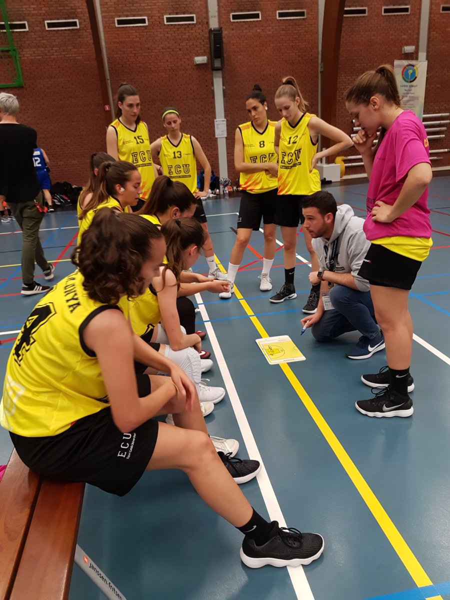XaviPardina's tweet photo. Ahir doble victòria contra la Selecció Universitaria d’Iran i contra la Selecció d’Anglaterra. Avui Semis contra Italia!💪🏼🏀 #pcugames #amberes https://t.co/YYefX3lYCe