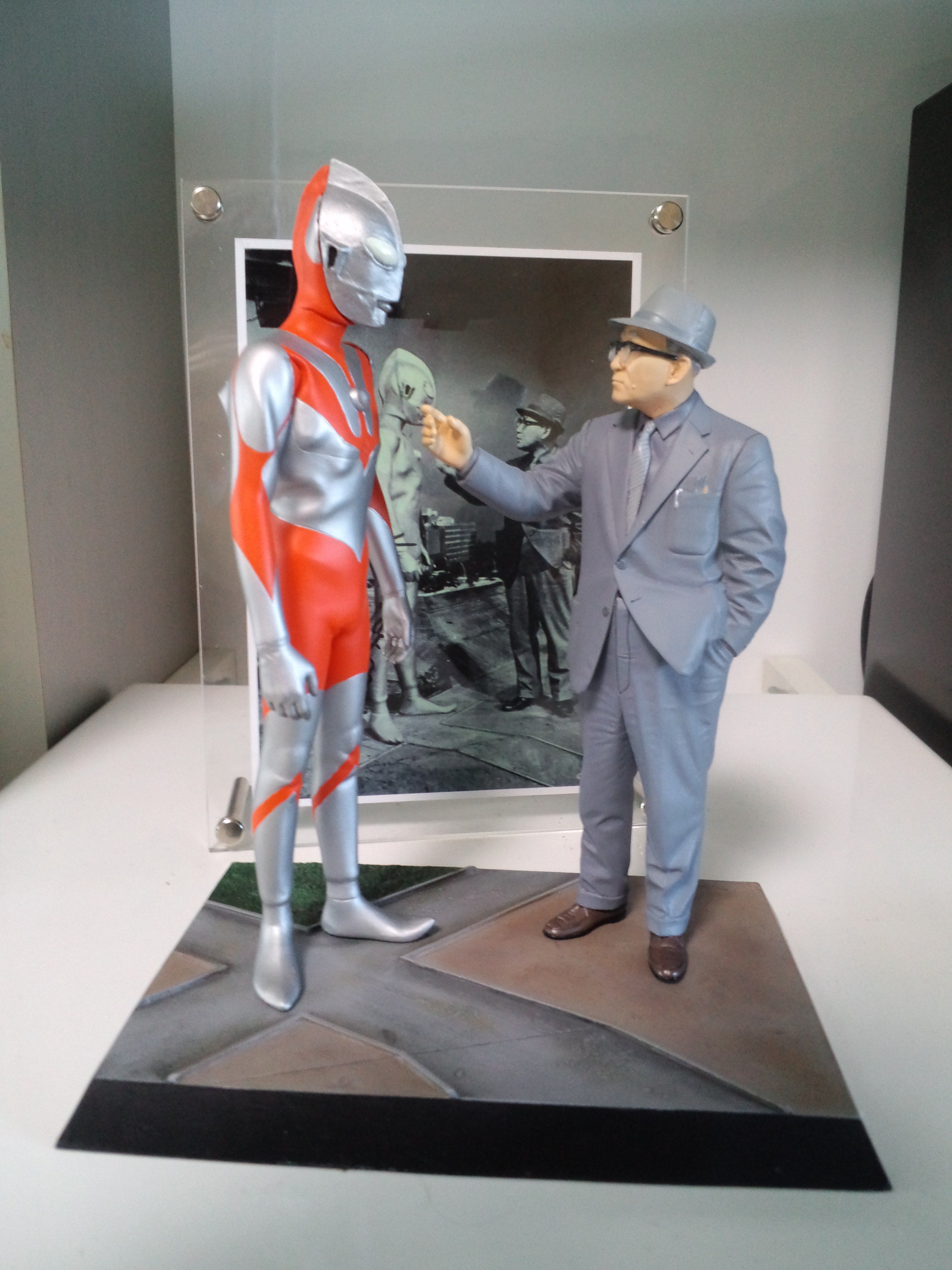 円谷英二氏とウルトラマン ポリストーン スタチュー 初代 A 円谷英二氏とウルトラマン ポリストーン スタチュー 初代 A