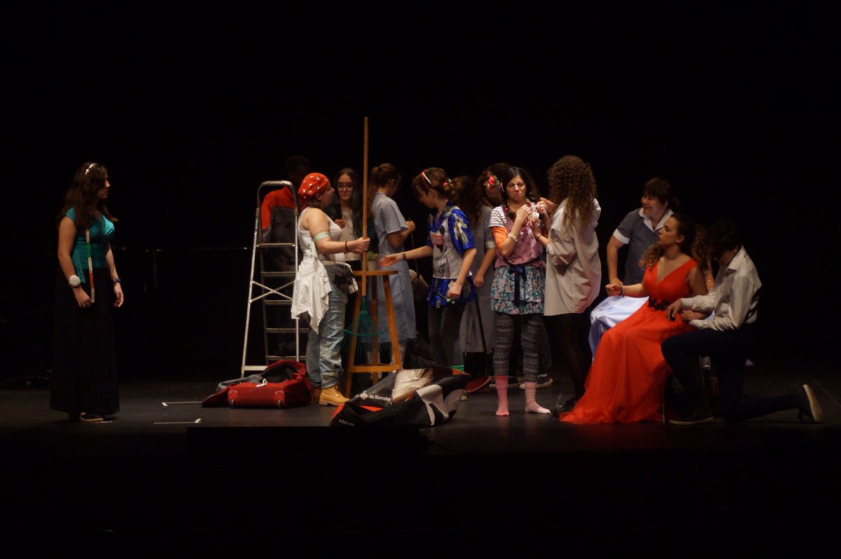 IESSagrera's tweet photo. Escenes d' "Homenatge?" al Teatre Xesc Forteza @teatresajpalma #teatreencatala https://t.co/3PxSf5CcCR https://t.co/qCU0YpxD10