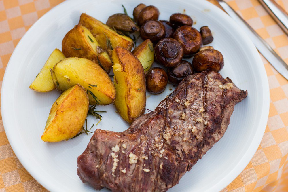 Bio Fleisch mit Rosmarin Kartoffeln &amp; Balsamico Champignons Die Grillsaison ist eröffnet antonellasbackblog.de/bio-fleisch-di…