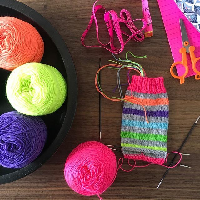 thewoollybrew's tweet image. Bit of a neon clutter on the coffee table this morning...
.
.
.
#thewoollybrew #socksyeah #socksyeahneons #sockyarn #sockknittersofinstagram