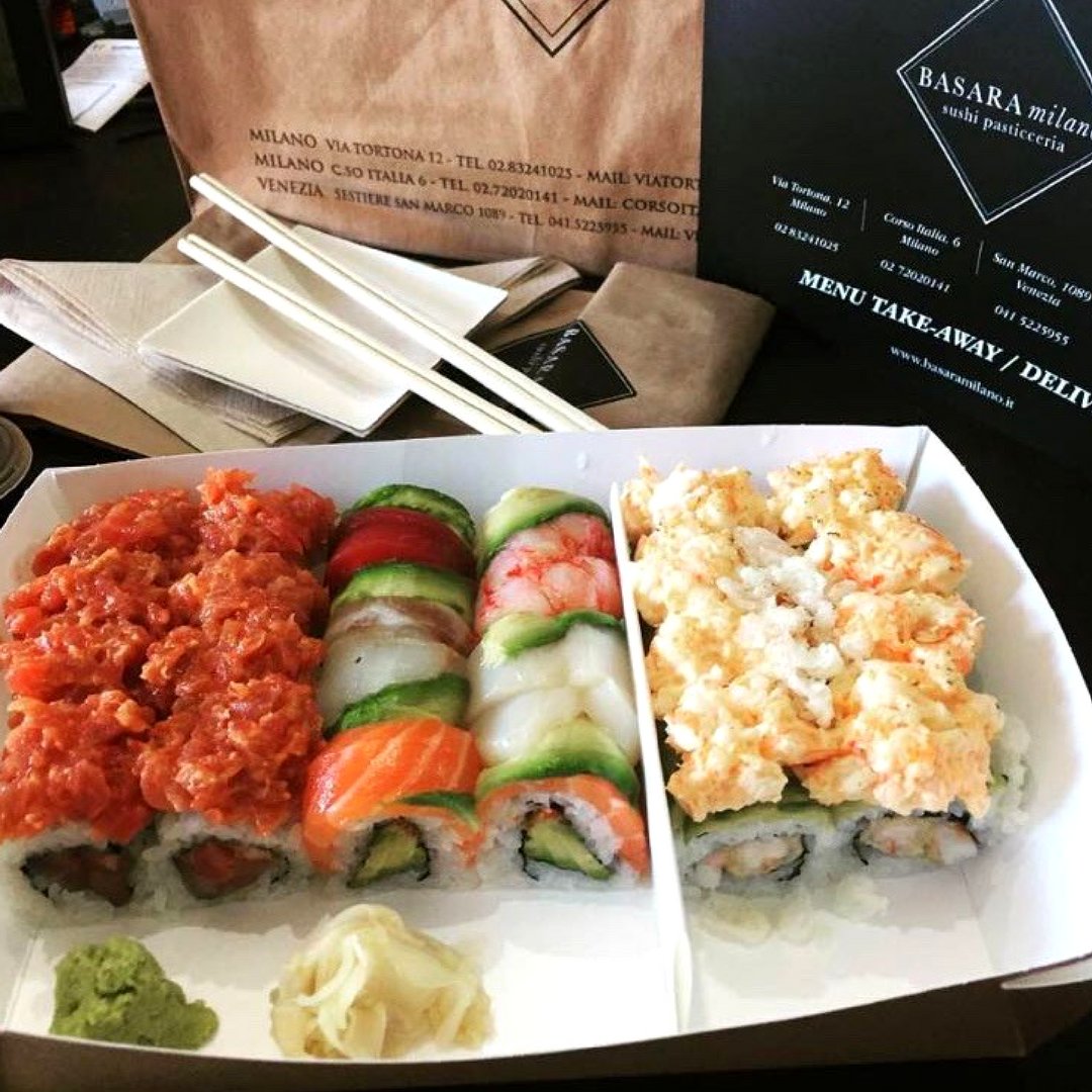 BasaraMilano's tweet photo. Una cena a base di #sushi è sempre la soluzione migliore!
#BasaraMilano vi rende tutto molto più facile con il servizio di take away e delivery!
Avete già scaricato l'app? 
Per dispositivi iOS >> https://t.co/4foPAr0xgf e per Android >> https://t.co/DyKTel7f4K. https://t.co/xgXCxPz3tj