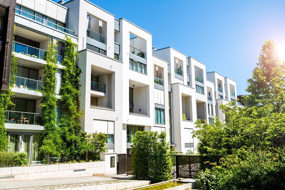 Puilaetco_be's tweet photo. Recente innovaties en de bevolkingsevolutie hebben de GVV’s gespecialiseerd in residentieel vastgoed in een richting gestuurd waarbij ze meer en meer diensten gaan aanbieden op maat van hun huurders, in hetzelfde gebouw.  #GVV #PLDW150 https://t.co/KaLzzeP4p4 https://t.co/sJlpTU5Ofp