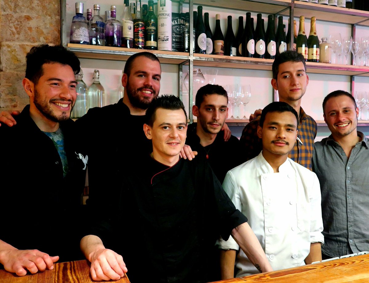SentitsBCN's tweet photo. David, Pol, Jonatan, Simone, Rahul, Oriol i Teo, són 7 dels components que s'amaguen darrere la barra i la cuina del #Teòric . Una taverna gastronòmica que destil·la qualitat en tots els seus plats.
#sentitsbarcelona #vinossinetiquetas
#sentitsalataulade #teoric https://t.co/P1Ye4VZX6I