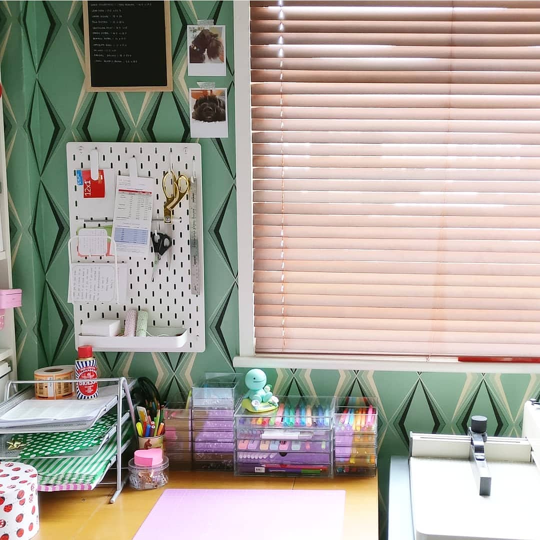RetrofrmSCRATCH's tweet photo. Today's #natstatweek prompt is #aplaceforeverything so here is one of my desks As you can see I do love a bit of peg board, and have many drawers for my pens from @UKMUJI & pegboard from @IKEAUK
#nationalstationeryweek #writingmatters #natstatweek2018 #stationery https://t.co/JOouiLTGHO