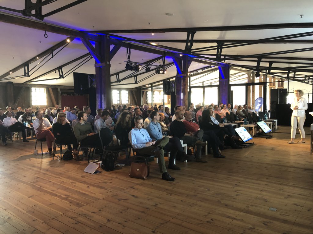ChristophBauer's tweet photo. Heute sind wir als @Der_Link_SG zu Gast bei der BDK Vertriebstagung in Hamburg um über die Zukunft von Sales zu sprechen - gerade führt @pauaflaua durch die neue Realität für Autohändler. https://t.co/7tvzH4cvYw