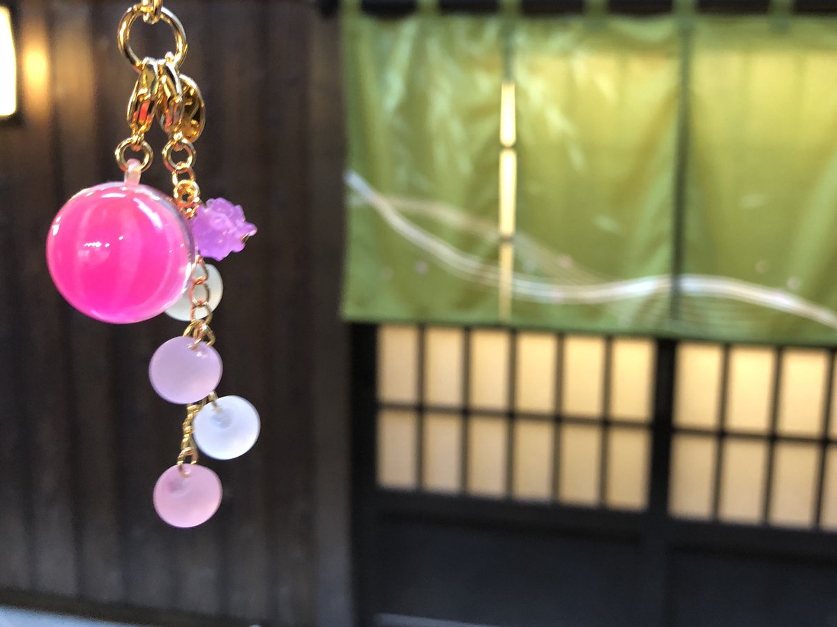 Nanaco Plus 京都本店 Op Twitter 前回のアンケートでno 1になった 琥珀糖 もも 飴のチャームてまり飴リンゴ玉 琥珀糖連パーツの淡い色味に ポップなリンゴ玉がとても良く映えますね 明るいカラーで春夏気分を味わいましょう プレゼントにもオススメです