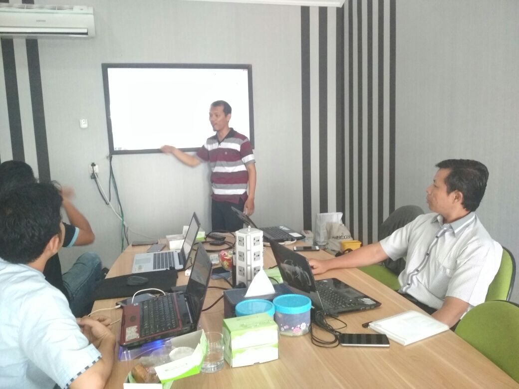 idrumahcoding's tweet image. Alhamdulillah Android Basic Semarang #1 telah berjalan dengan baik. Semua peserta sangat antusias mengikuti training android ini. Training berlangsung selama 4 hari yaitu 23,24,25 dan 26 April 2018. 

#kursusandroid #trainingandroid #rumahcoding #androidsemarang