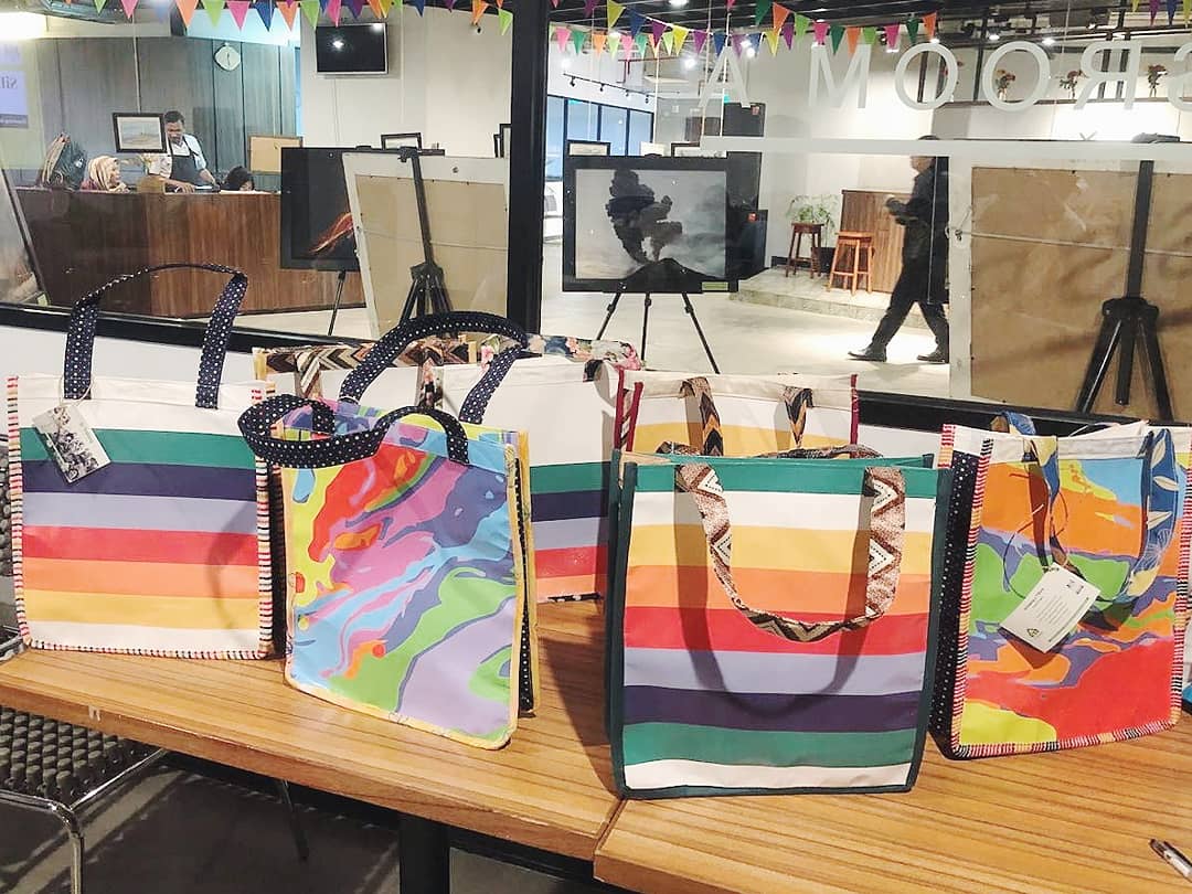 Mau belanja? Yuk beli #bannerbag SiDalang bareng Ibu2 Rusun Tambora di kapal legendaris Rainbow Warrior <a href="/GreenpeaceID/">Greenpeace Indonesia</a> Sabtu- Minggu 28-29 April, mulai pukul 9 pagi di Pelabuhan Tanjung Priok!