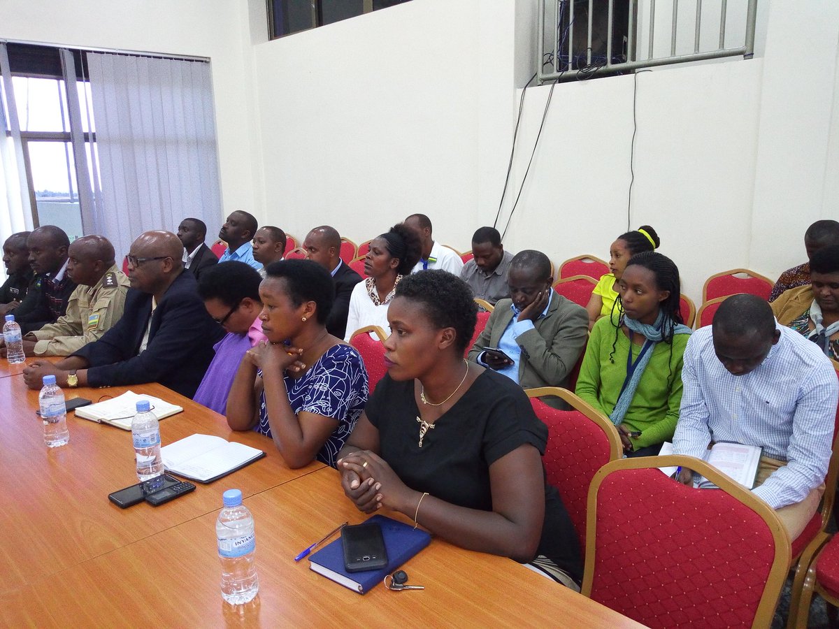 NyanzaDistrict's tweet photo. Mu cyumba cy'inama cy'Akarere @NyanzaDistrict hari kubera inama nyunguranabitekerezo kuri DDS. @RwandaSouth @MayorNyanza @RwandaLocalGov @evodek @NiyonshimyeO https://t.co/nv2FnDf8Qi