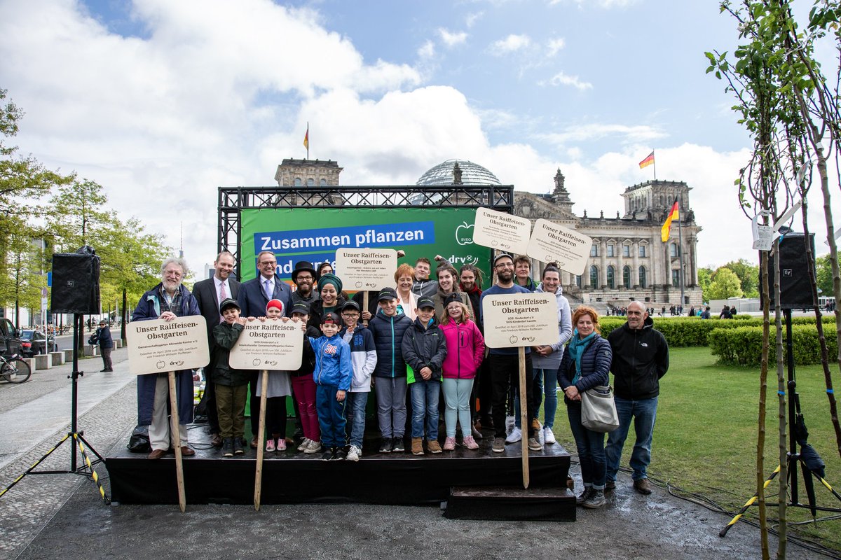 Bauern_Verband's tweet photo. 200 Jahre #Raiffeisen – 200 Obstbäume des #BVEO und @Raiffeisen_DRV für SOS-Kinderdörfer und Gemeinschaftsgarten Tempelhof übergeben. Jede Einrichtung hat nun eigenen „Raiffeisen-Obstgarten“. #Solidarität #Gemeinschaft #Genossenschaft https://t.co/VzPmqwFrZ0