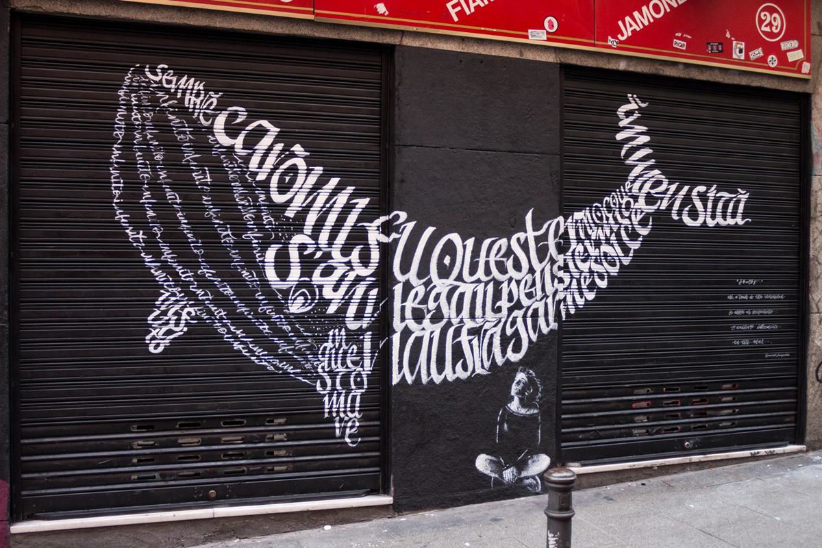 La ballena literaria de Callicut Collective, una de las piezas más aplaudidas por el público que abarrotó la Corredera de San Pablo durante #pintamalasaña. Con ella quisieron lanzar un mensaje de respeto y armonía hacia la Tierra