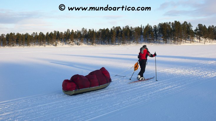 ⛷Travesía invernal con esquís del lago más grande de Laponia🌎
El lago Inari que con sus 1.000 kilómetros cuadrados de extensión y sus más de 3.000 islas es uno de los parajes más salvajes y bellos de Laponia. ❄Puedes ver más viajes en: mundoartico.com❄